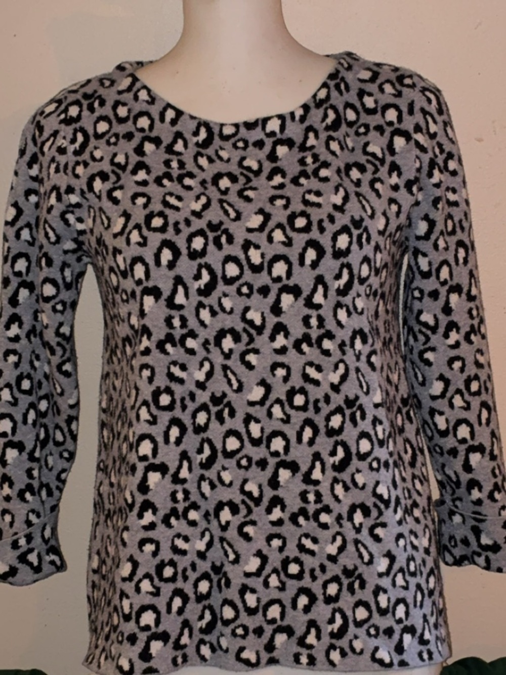 Tahari Gray Leopard Print Sweater Size Medium 3/4 Sleeve Soft Knit Top
